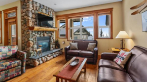 Treetop Getaway - 3 Bdrm & Den wAmazing Views & Private Hot Tub